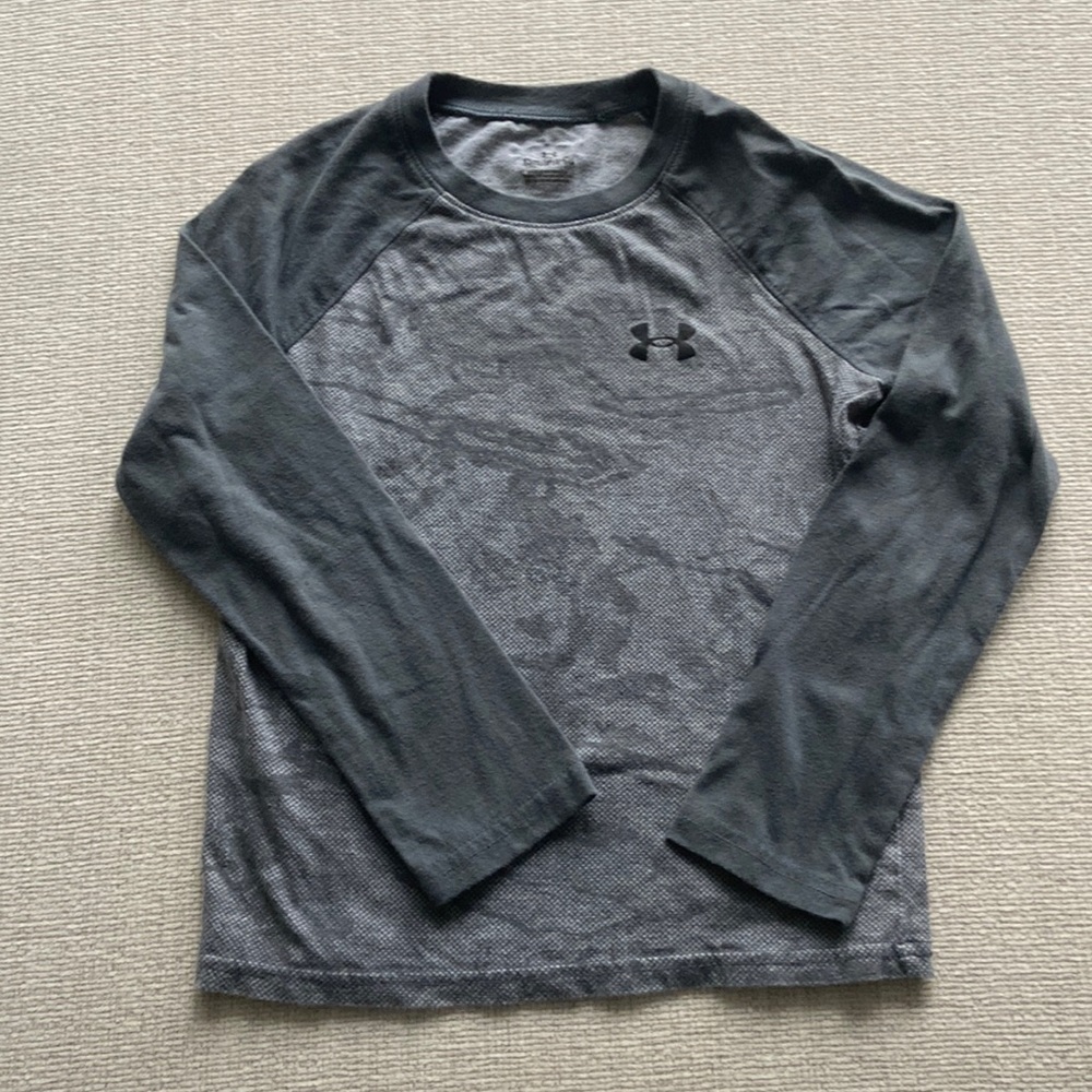 Boys under armor long sleeve tee. Size small. GUC